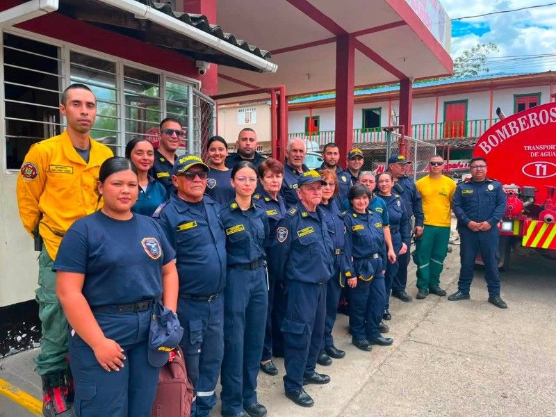 Integrantes del Cuerpo de Bomberos Voluntarios de Calima el Darién frente a la estación
