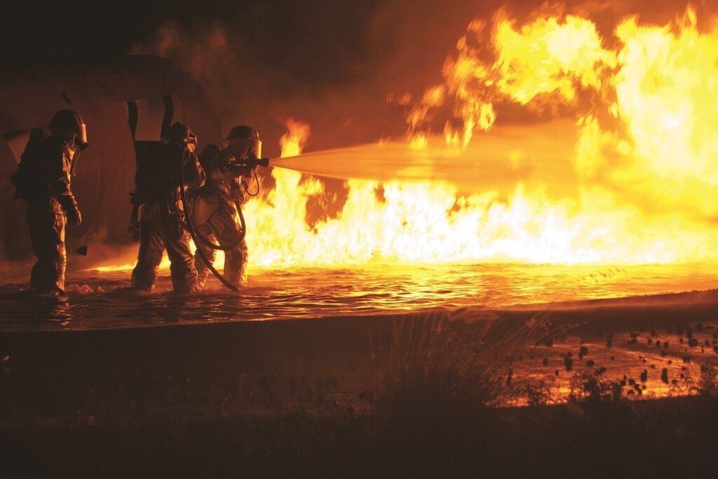 Bomberos atendiendo un incendio
